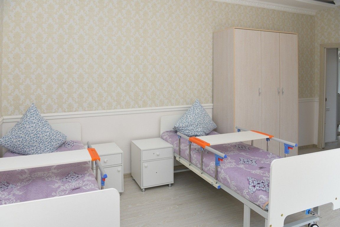 Двухместная палата с платяным шкафом, тумбочками и прикроватным столиком