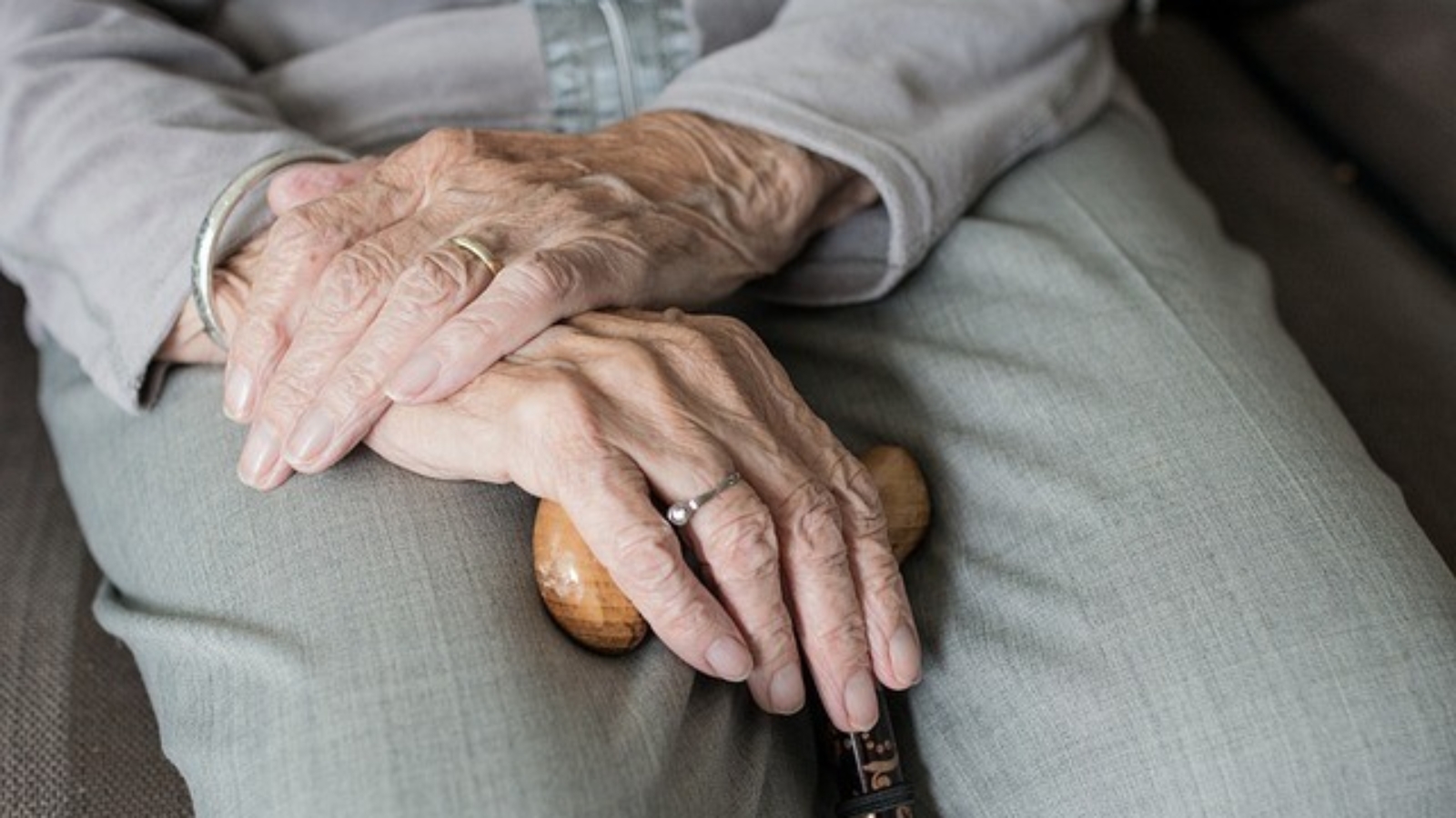 В каком возрасте можно сдать человека в дом престарелых?